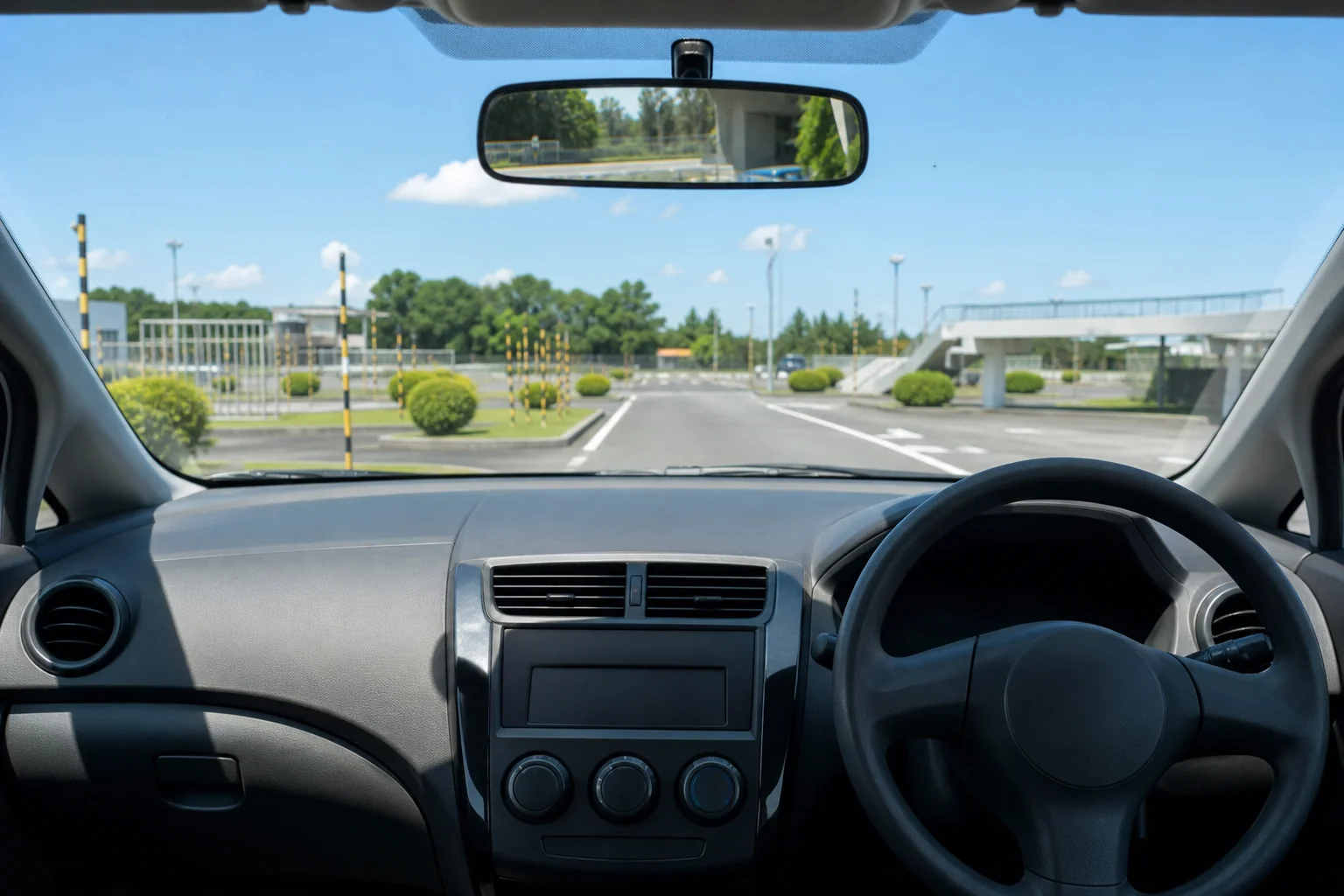 乗ってから発進までに合わせるルームミラーと運転席の写真